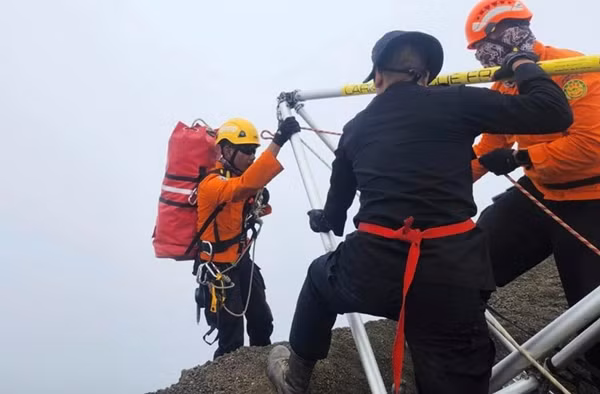 Ảnh do Cơ quan Tìm kiếm Cứu hộ Quốc gia của Indonesia đưa ra vào ngày 24/6, cho thấy một nhân viên cứu hộ leo xuống vách núi Rinjani để cứu Juliana. Ảnh: Basarnas/ AP. Ảnh do Cơ quan Tìm kiếm Cứu hộ Quốc gia của Indonesia đưa ra vào ngày 24/6, cho thấy một nhân viên cứu hộ leo xuống vách núi Rinjani để cứu Juliana. Ảnh: Basarnas/ AP.