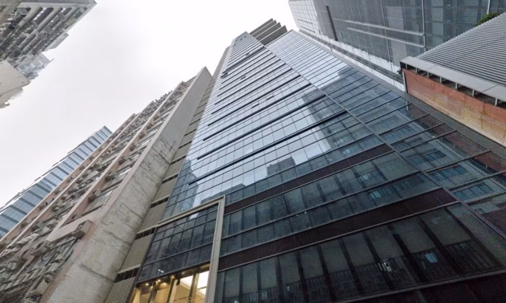 Tòa nhà ở Hong Kong (Trung Quốc), nơi có báo cáo về việc một phụ nữ nhảy từ tầng 33 xuống. Ảnh: SCMP.