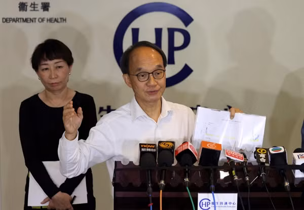Giáo sư Lau Yu-lung, chủ tịch Ủy ban Khoa học về Các bệnh có thể phòng ngừa bằng vắc-xin, kêu gọi người lớn tuổi và những người có bệnh nền đi tiêm hoặc tiêm nhắc vắc-xin COVID. Ảnh: Yik Yeung-man.