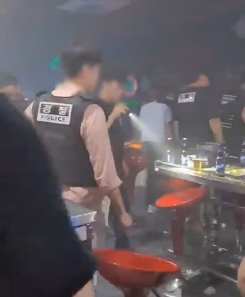 Cảnh sát kiểm tra một quán bar do người Việt điều hành ở Busan (Hàn Quốc). Ảnh được cung cấp bởi Cơ quan Cảnh sát Đô thị Busan vào ngày 5/2/2025. Ảnh: Yonhap.