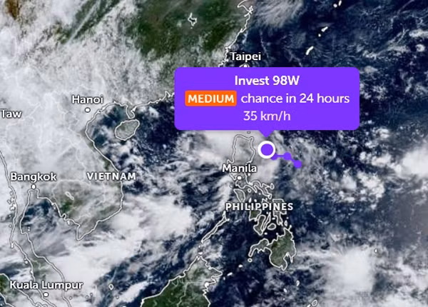 Vị trí của vùng áp thấp 98W vào sáng 2/7. Ảnh: Zoom Earth, JMA/ NOAA/ CIRA. Vị trí của vùng áp thấp 98W vào sáng 2/7. Ảnh: Zoom Earth, JMA/ NOAA/ CIRA.