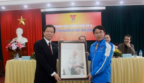PGS-TS Nguyễn Văn Kim, Phó Bí thư Đảng ủy, Phó hiệu trưởng Trường ĐH KHXH & Nhân văn tặng quà lưu niệm cho T.Ư Đoàn