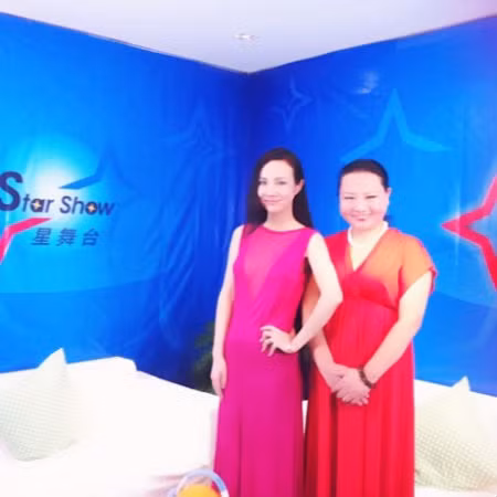 Can Lộ Lộ diện đầm hồng khoe ngực lấp ló bên cạnh mẹ ruột