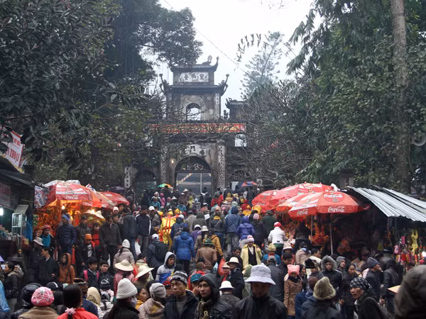 Hàng ngàn người hành hương về chùa Hương trong ngày khai hội 