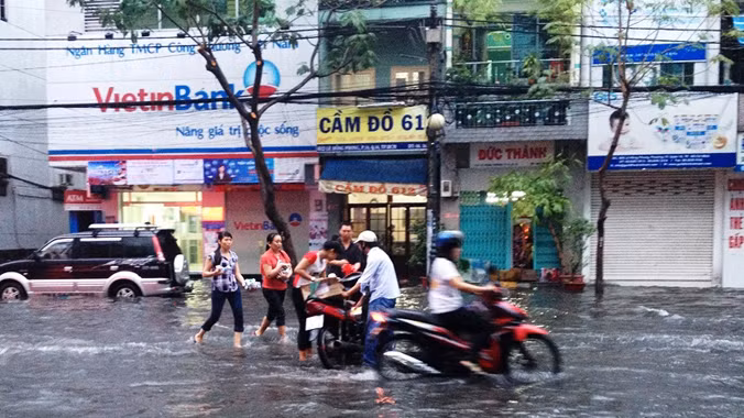 Mưa lớn, nhiều tuyến đường Sài Gòn hóa thành... 'sông' ảnh 5