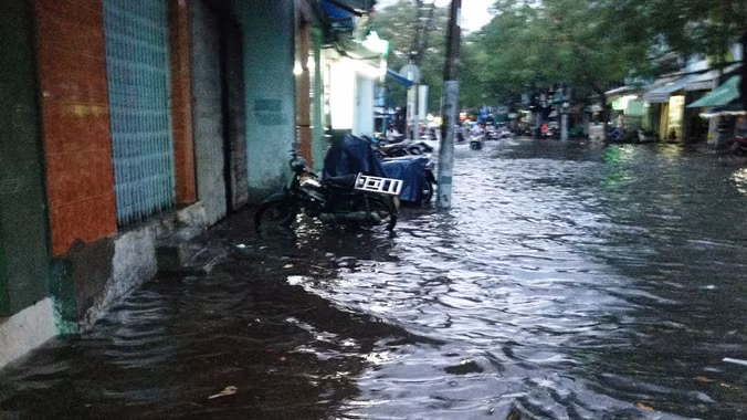 Mưa lớn, nhiều tuyến đường Sài Gòn hóa thành... 'sông' ảnh 3