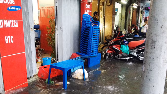 Mưa lớn, nhiều tuyến đường Sài Gòn hóa thành... 'sông' ảnh 2