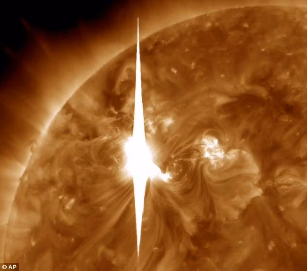 Ảnh chụp của NASA cho thấy cơn bão Mặt trời có thể ảnh hưởng đến mạng lưới điện, hệ thống định vị toàn cầu và nhiều hoạt động trên không khác