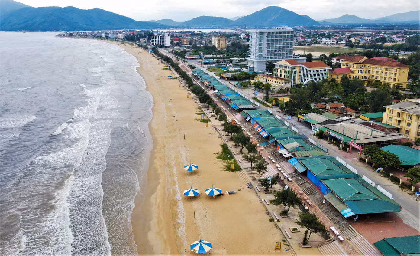 Sau khi hàng chục ki ốt được giải tỏa, nhìn từ trên cao, mặt tiền Khu du lịch biển Thiên Cầm thông thoáng hơn so với hình ảnh trước kia.