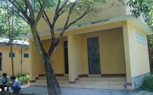 Nhà vệ sinh chỉ hơn 29 m2 tại Trường THCS Long Hiệp nhưng có tổng số vốn đầu tư lên tới gần 600 triệu đồng. Ảnh: Tuổi Trẻ.
