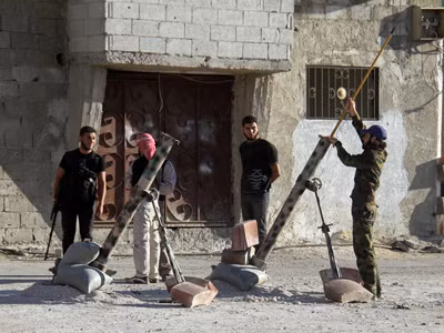 Mỹ đang cân nhắc vũ trang cho lực lượng đối lập ở Syria (trong ảnh: phe nổi dậy chuẩn bị nã đạn cối vào quân chính phủ ở phía nam thủ đô Damascus hôm 10/6). Ảnh: Getty Images
