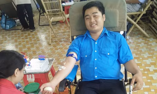 Trong 5 năm Huỳnh Thanh Thương đã hiến máu tình nguyện 16 lần. Ảnh: NVCC
