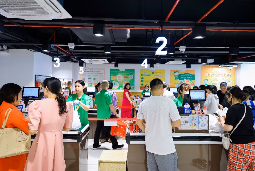 Không gian siêu thị bố trí nhiều quầy thu ngân và khu ẩm thực tiện nghi để phục vụ khách hàng chu đáo.