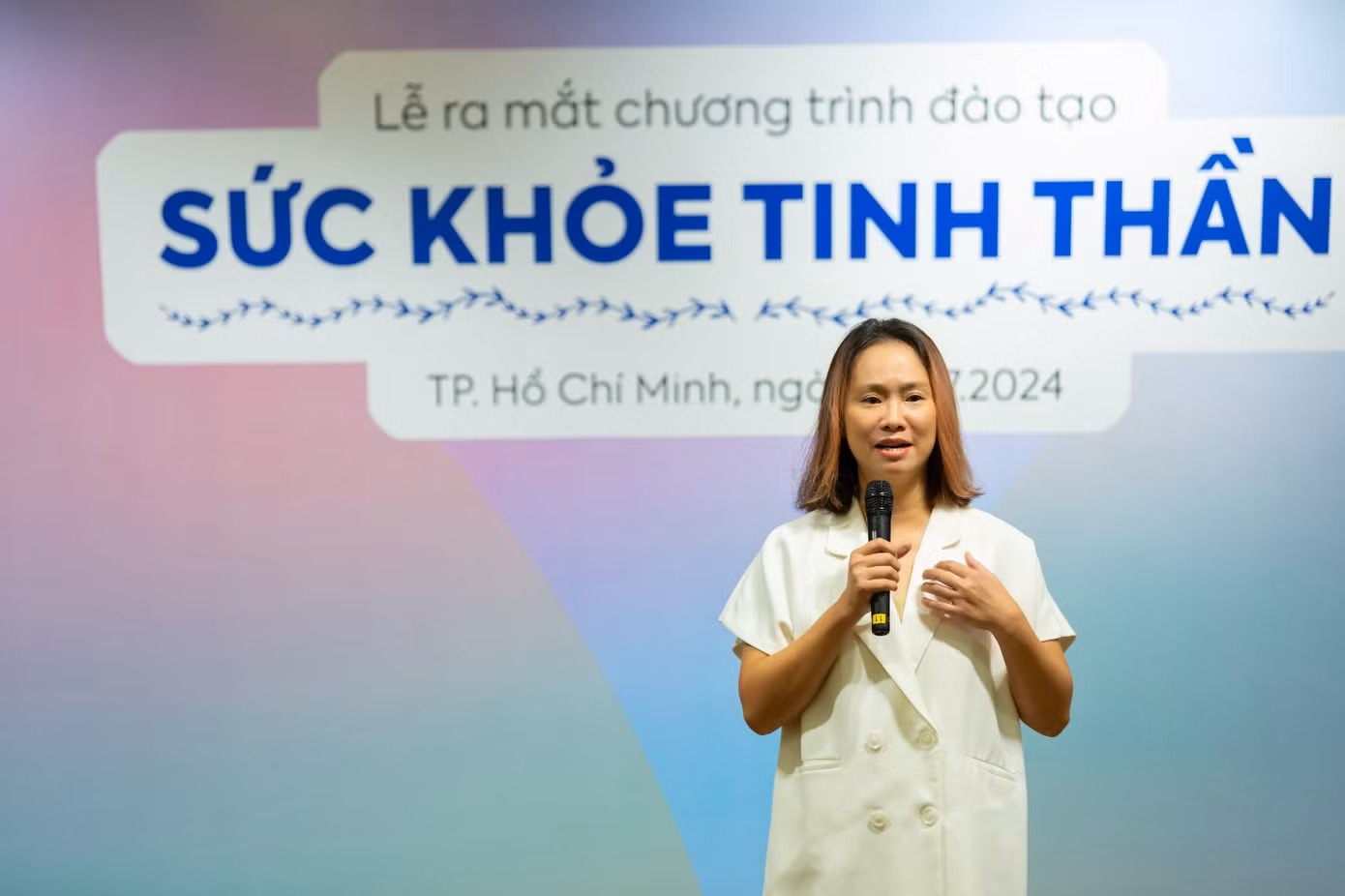 Bà Trần Thái Hà (Tea) - Giám đốc chương trình “Sức khỏe tinh thần” tại Việt Nam phát biểu Bà Trần Thái Hà (Tea) - Giám đốc chương trình “Sức khỏe tinh thần” tại Việt Nam phát biểu