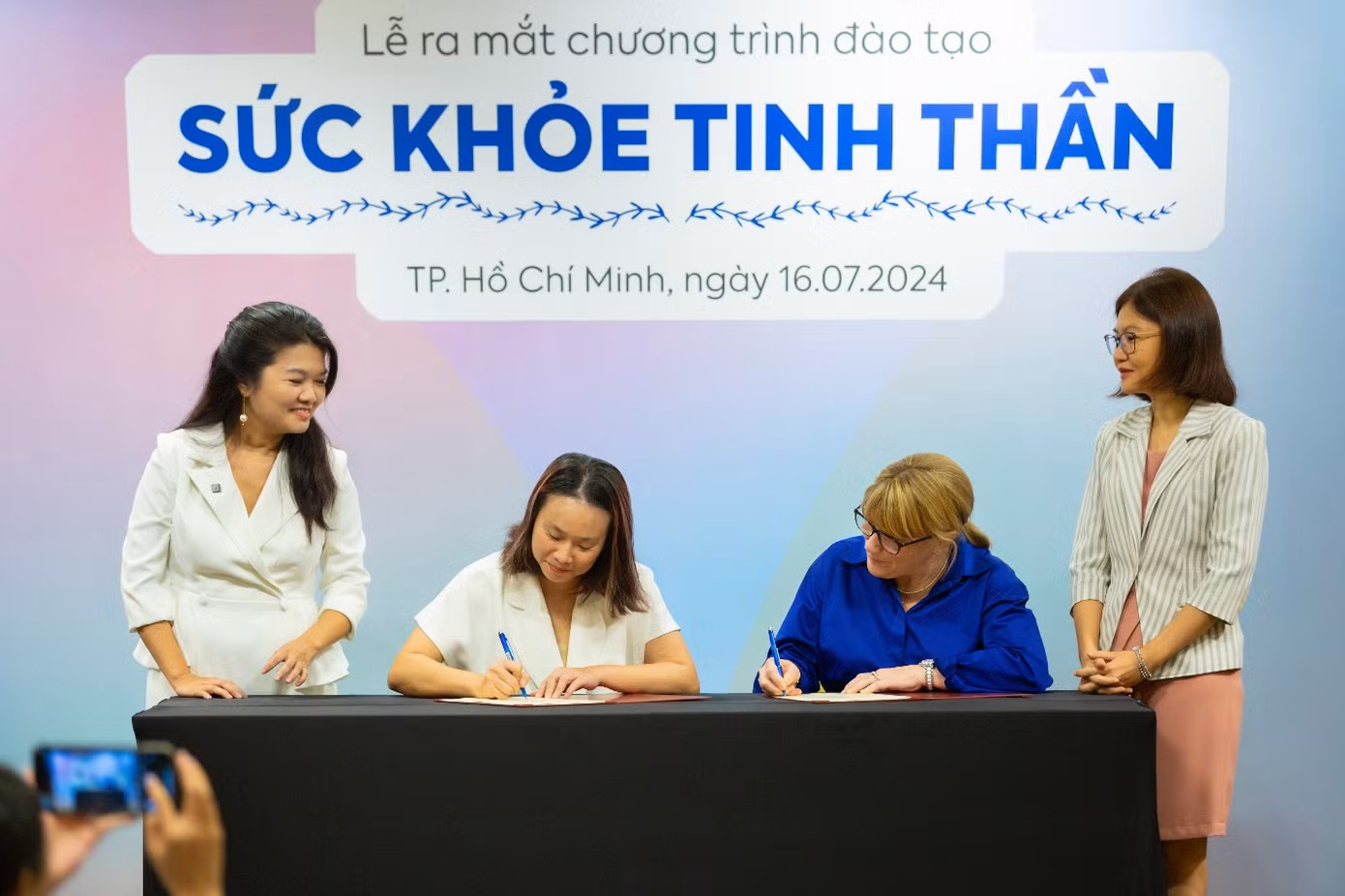 Đại diện đơn vị Mental Health Training ký kết thỏa thuận hợp tác chương trình đào tạo “Sức khỏe tinh thần” với đại diện Six Seconds Đại diện đơn vị Mental Health Training ký kết thỏa thuận hợp tác chương trình đào tạo “Sức khỏe tinh thần” với đại diện Six Seconds