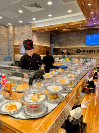 Các đầu bếp sẽ chế biến ngay tại quầy bar mở. Các đầu bếp sẽ chế biến ngay tại quầy bar mở.