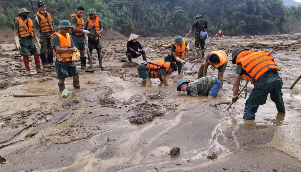 Các chiến sĩ Trung đoàn 98 không quản nguy hiểm tìm kiếm người mất tích ở Làng Nủ