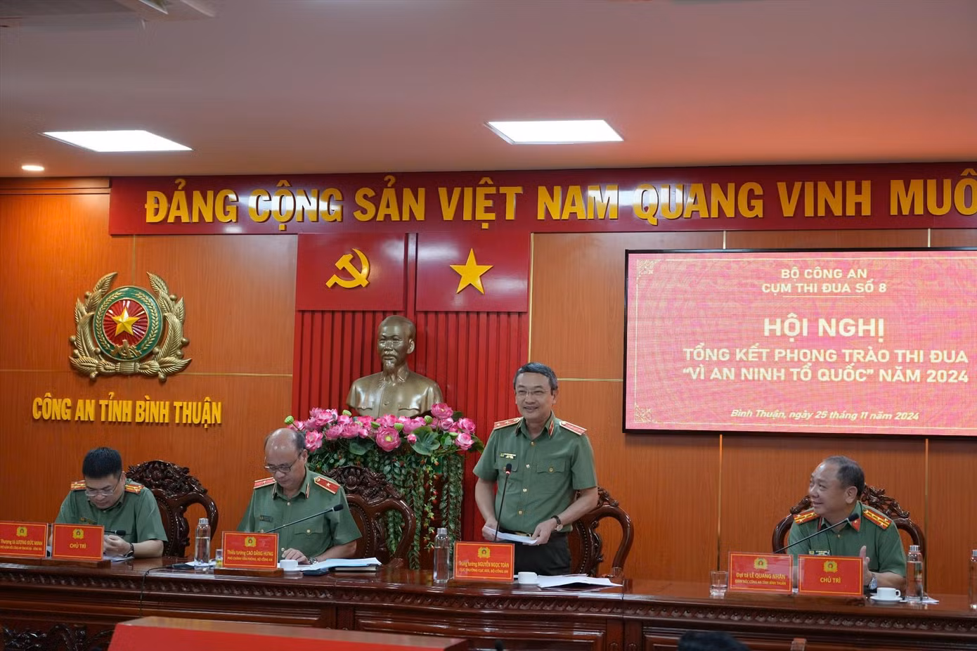 Trung tướng Nguyễn Ngọc Toàn, Cục trưởng Cục Công tác Đảng và công tác chính trị, Bộ Công an phát biểu tại hội nghị Trung tướng Nguyễn Ngọc Toàn, Cục trưởng Cục Công tác Đảng và công tác chính trị, Bộ Công an phát biểu tại hội nghị