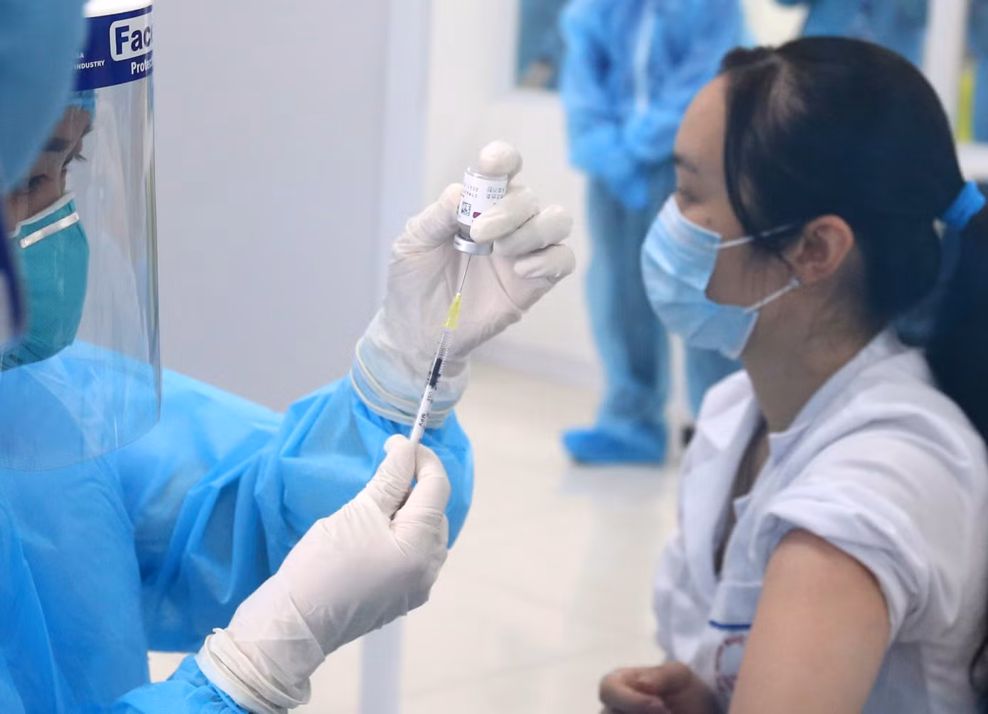 Tiêm phòng vắc xin COVID-19. Ảnh: Như Ý Tiêm phòng vắc xin COVID-19. Ảnh: Như Ý