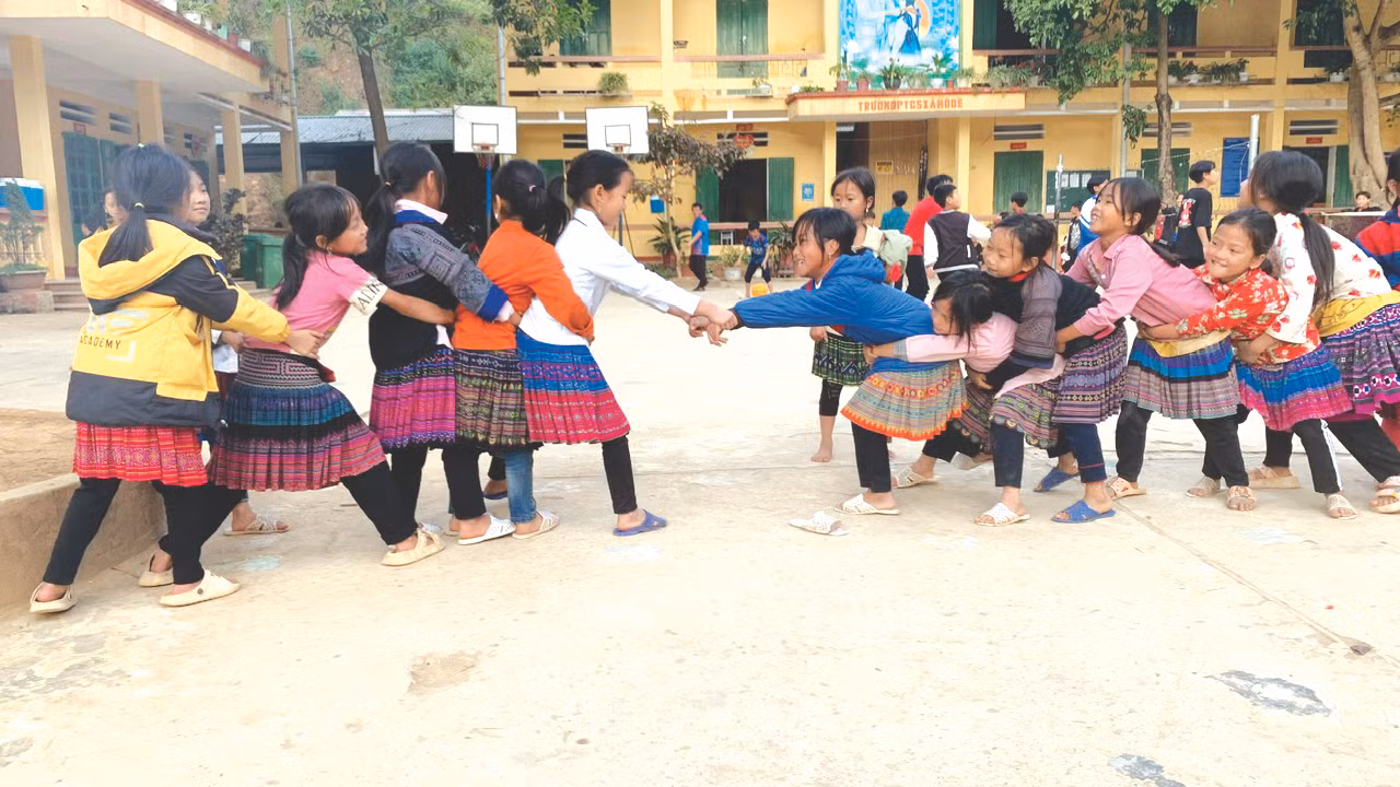 Những trò chơi tập thể trong giờ giải lao sẽ giúp học sinh giải tỏa được cảm xúc tiêu cực. Ảnh: Nghiêm Huê