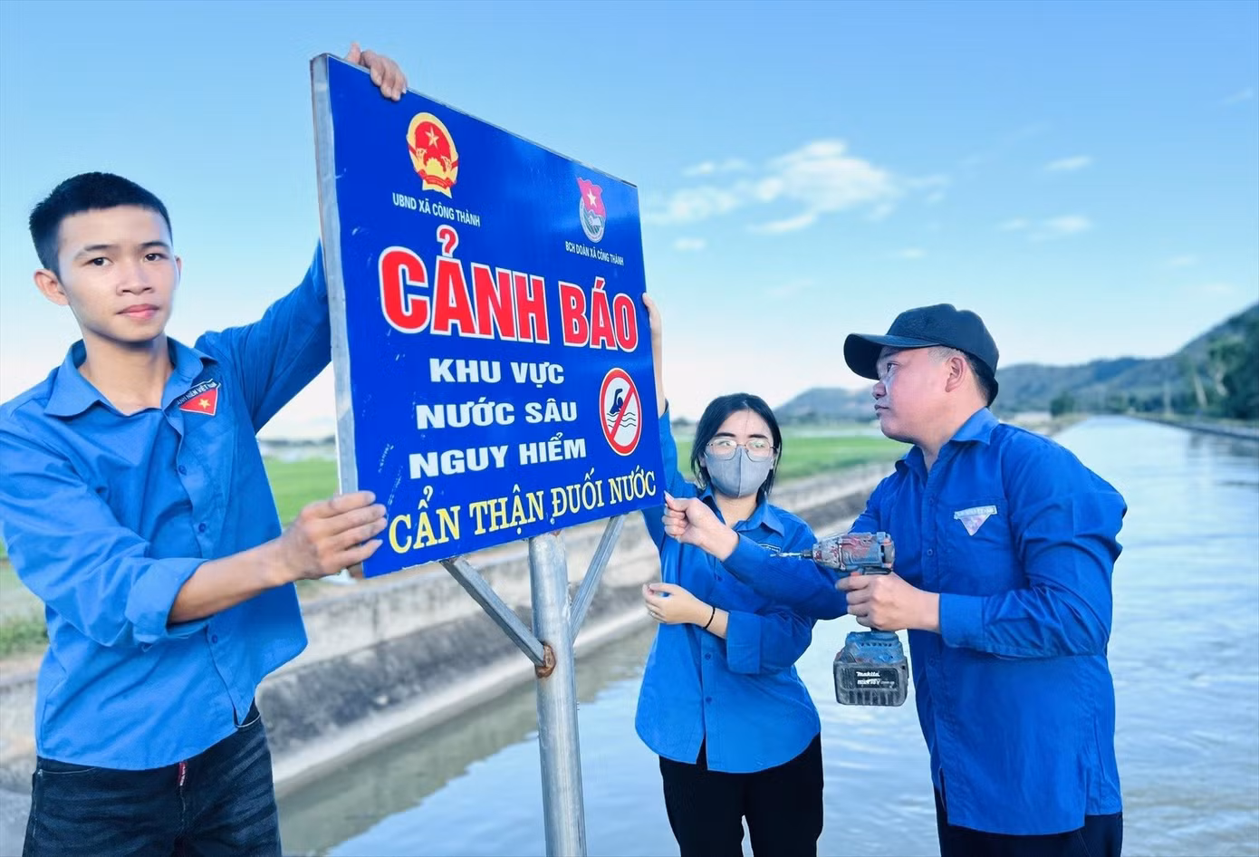 Đoàn viên, thanh niên huyện Yên Thành (Nghệ An) lập nhiều biển cảnh báo tại các khu vực ao, hồ, sông suối nguy hiểm