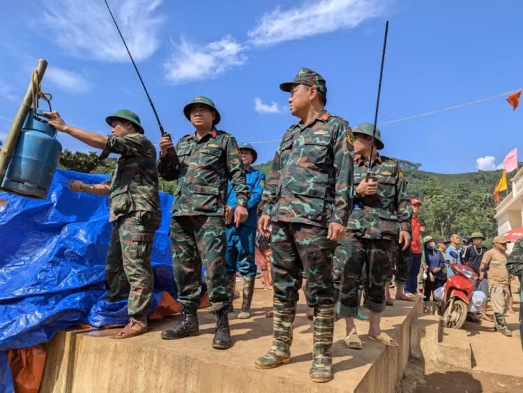 Khi đến Làng Nủ cán bộ chiến sĩ Trung đoàn 98 bắt tay vào việc tìm kiếm người mất tích