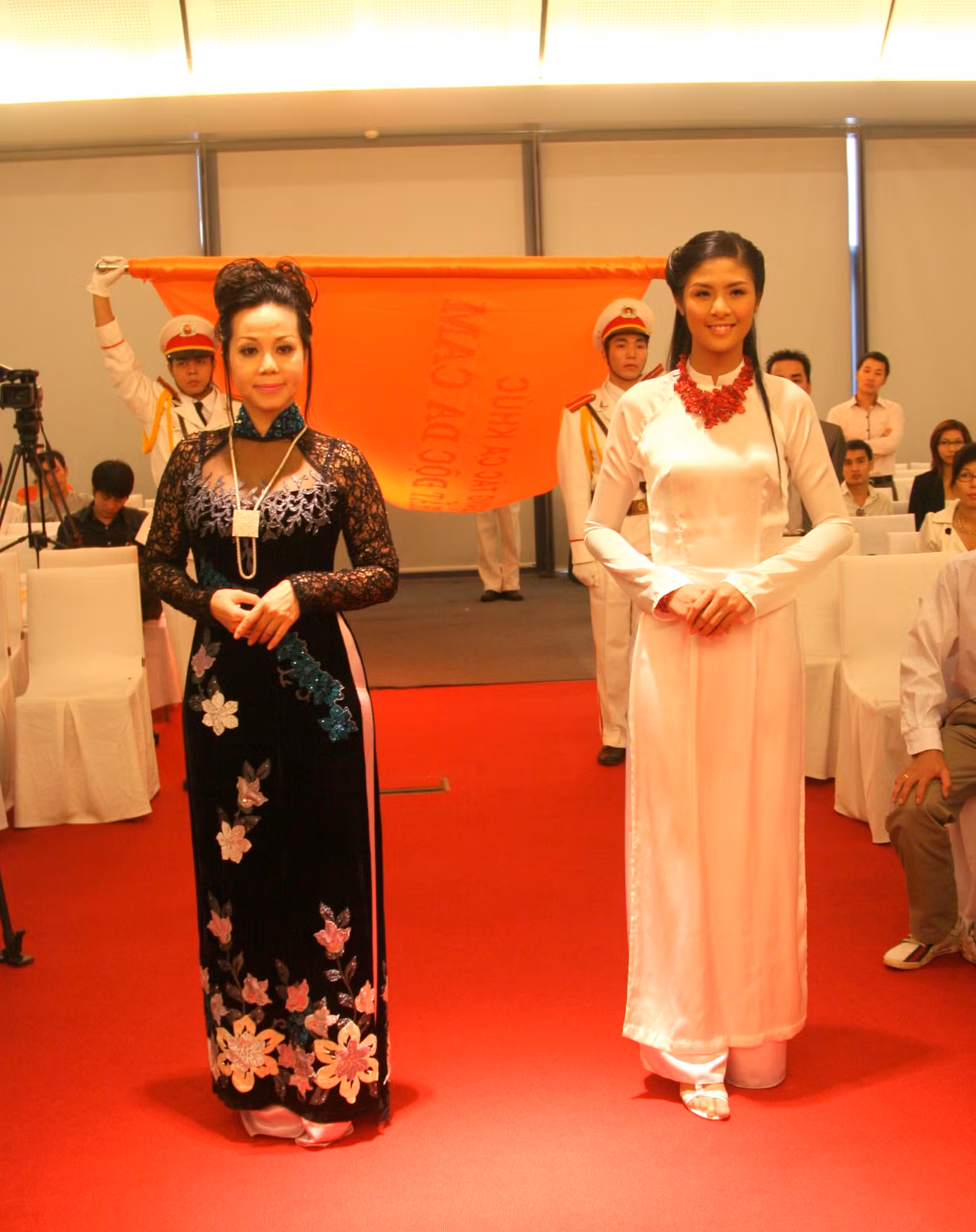 Hai hoa hậu rước Đại kì da cam
