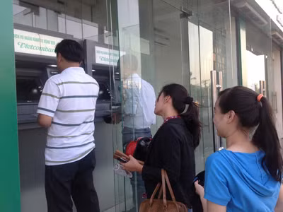 Người Việt hiện chủ yếu dùng ATM để rút tiền nên Ngân hàng buộc phải thu phí bù lỗ. Người Việt hiện chủ yếu dùng ATM để rút tiền nên Ngân hàng buộc phải thu phí bù lỗ