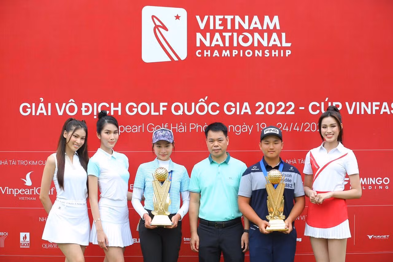 Hai nhà vô địch chụp hình lưu niệm với khách mời, hoa hậu, người đẹp tại lễ trao giải.