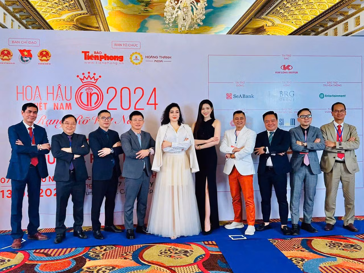 PGS. TS Nguyễn Việt Khôi (thứ 2 từ bên phải) bày tỏ sự ấn tượng với chất lượng dàn thí sinh Hoa hậu Việt Nam 2024.