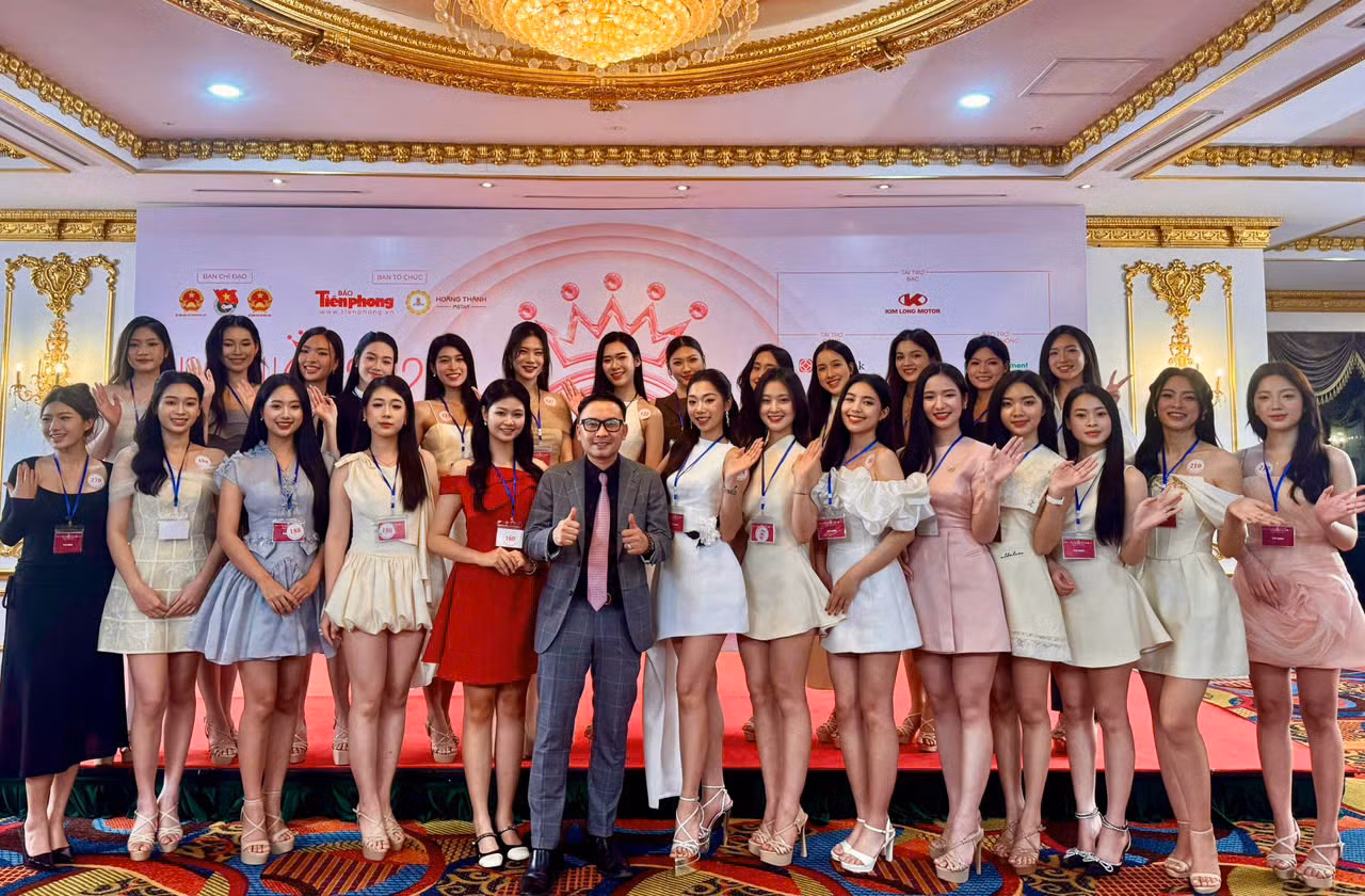 PGS. TS Nguyễn Việt Khôi cùng thí sinh Hoa hậu Việt Nam 2024.