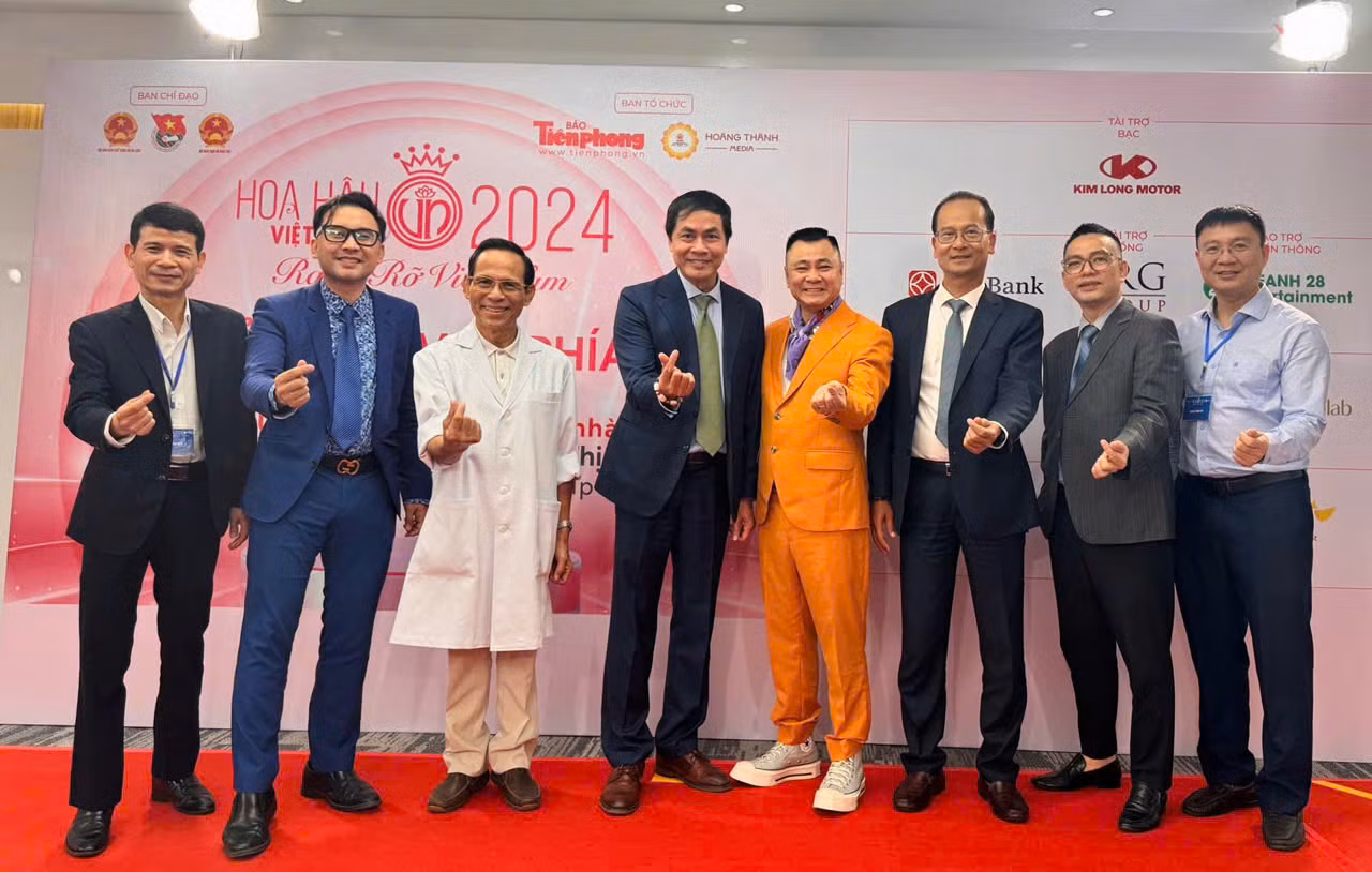 PGS.TS Nguyễn Việt Khôi (thứ 2, từ trái sang) nhấn mạnh rằng vẻ đẹp của các thí sinh không chỉ thể hiện qua ngoại hình, mà còn toát lên từ sự tự tin, thần thái và bản lĩnh khi bước lên sân khấu.