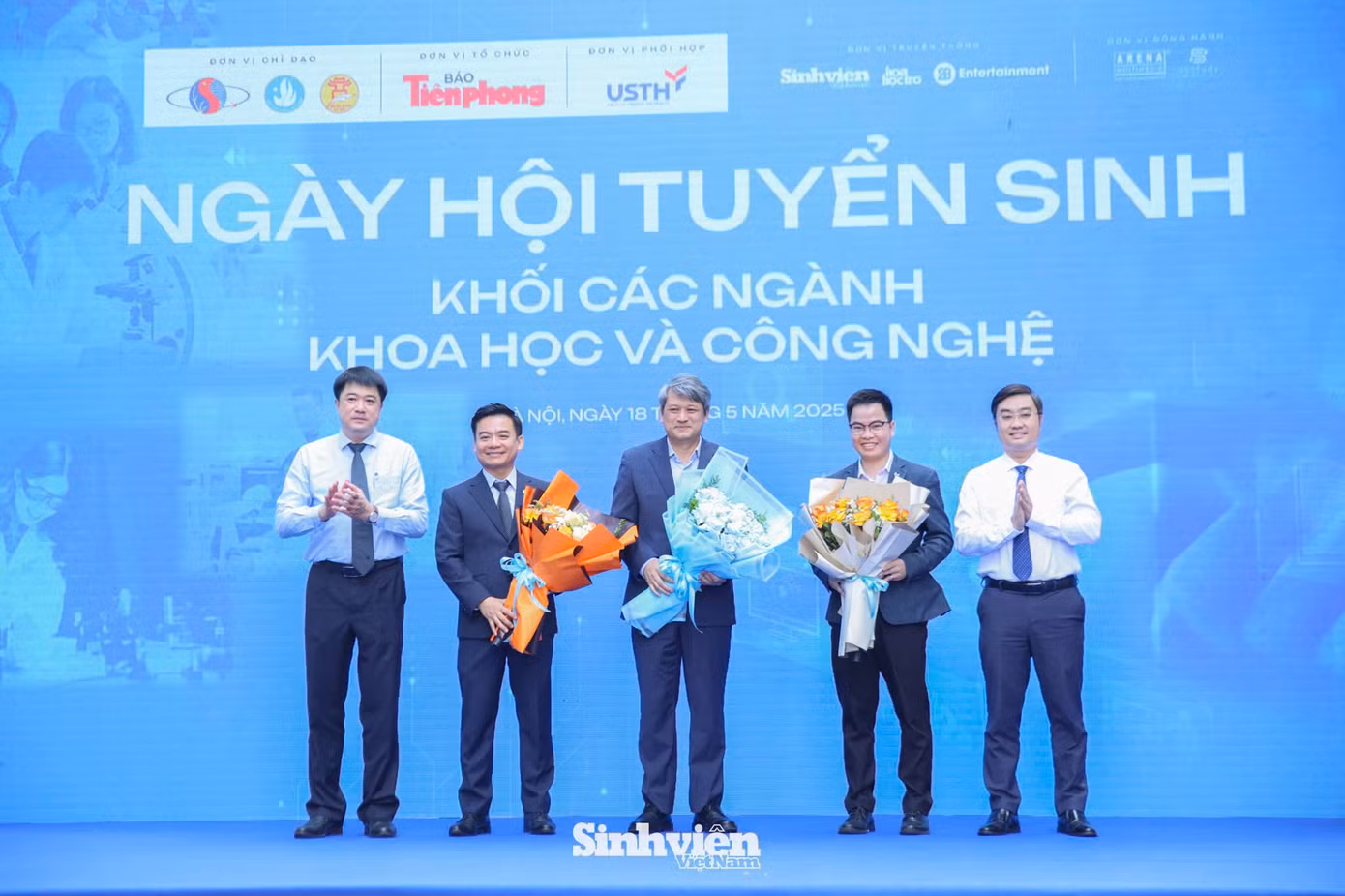 Đại diện Ban tổ chức tặng hoa cho các diễn giả, khách mời, các đơn vị tài trợ, đồng hành.
