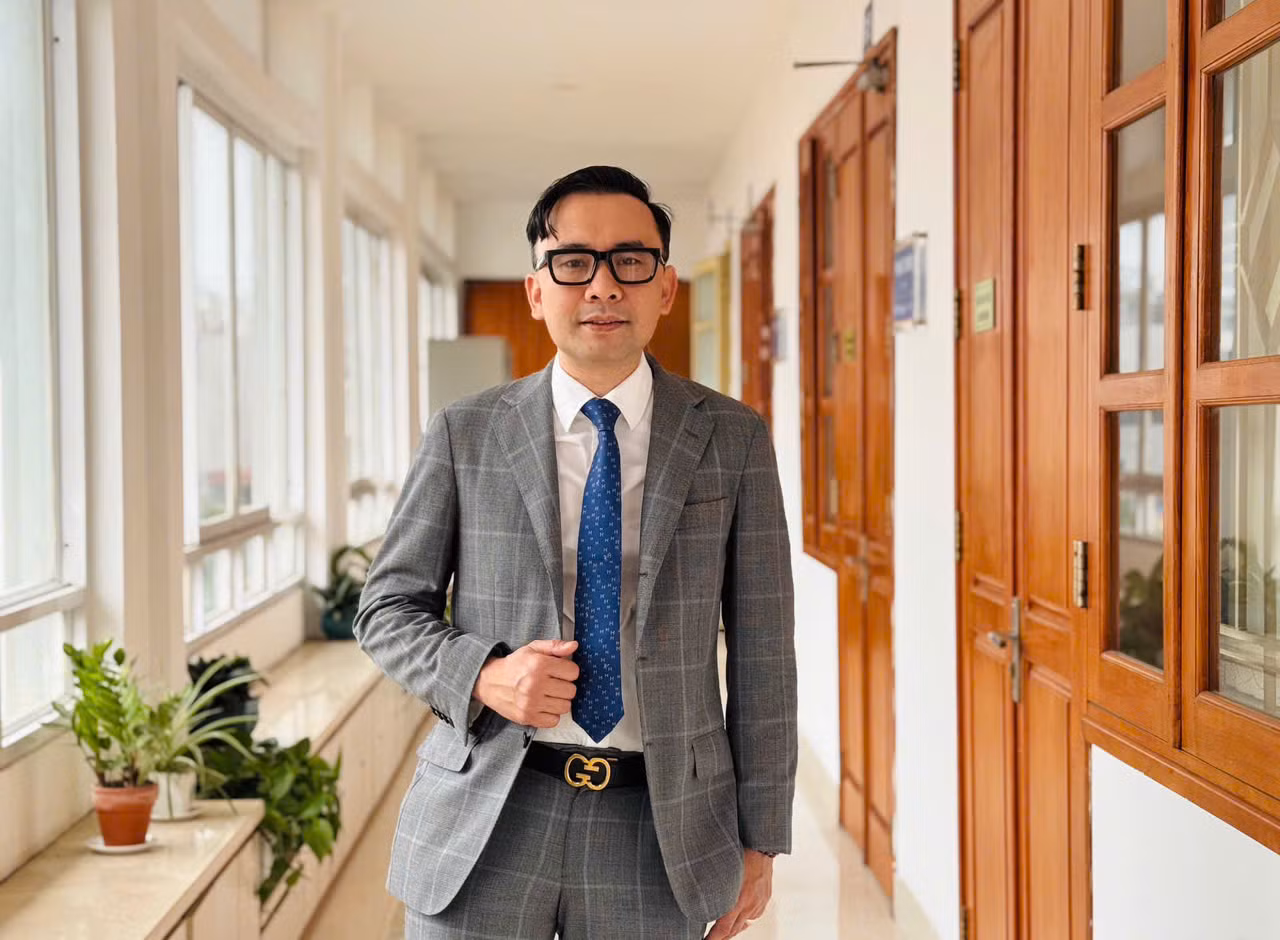 PGS.TS Nguyễn Việt Khôi - Phó Hiệu trưởng Trường Khoa học liên ngành và Nghệ thuật, ĐHQGHN lần đầu đảm nhận vai trò “cầm cân nảy mực” tại cuộc thi Hoa hậu Việt Nam 2024.