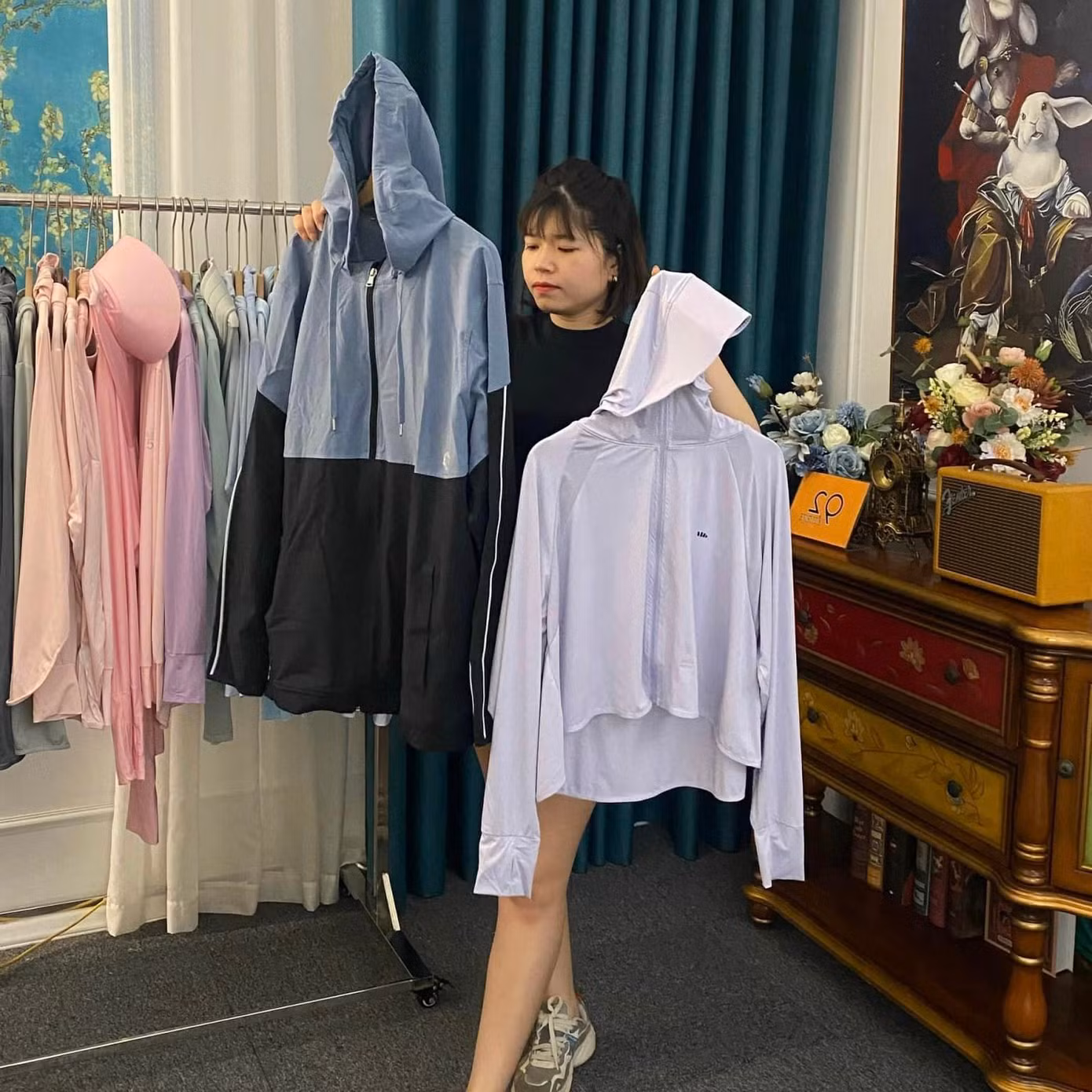 Nhiều bạn trẻ hiện nay là "tín đồ" của hàng secondhand.