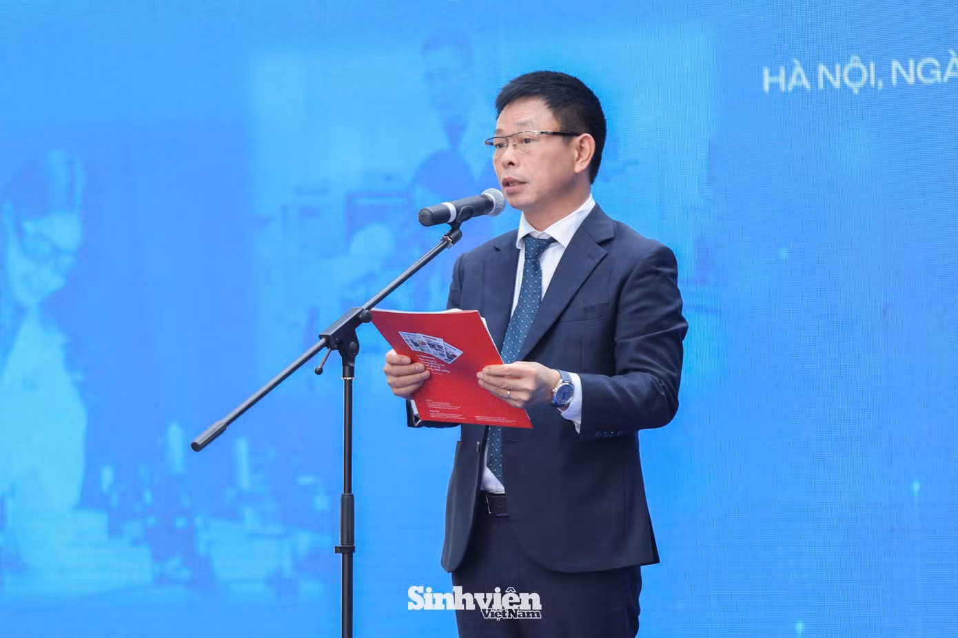 Nhà báo Phùng Công Sưởng - Tổng Biên tập Báo Tiền Phong, phát biểu khai mạc sự kiện.