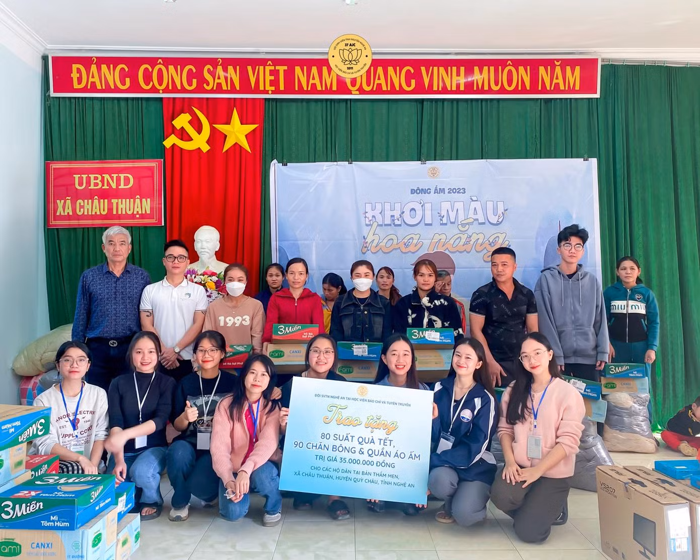 Đội SVTN Nghệ An tại AJC trao tặng những món quà ý nghĩa cho người dân bản Thắm Mèn.
