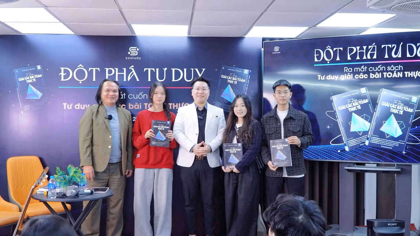 Thầy Nguyễn Tiến Đạt và thầy Trần Phương cùng các bạn học sinh check-in cùng cuốn Tư duy giải các bài toán thực tế.