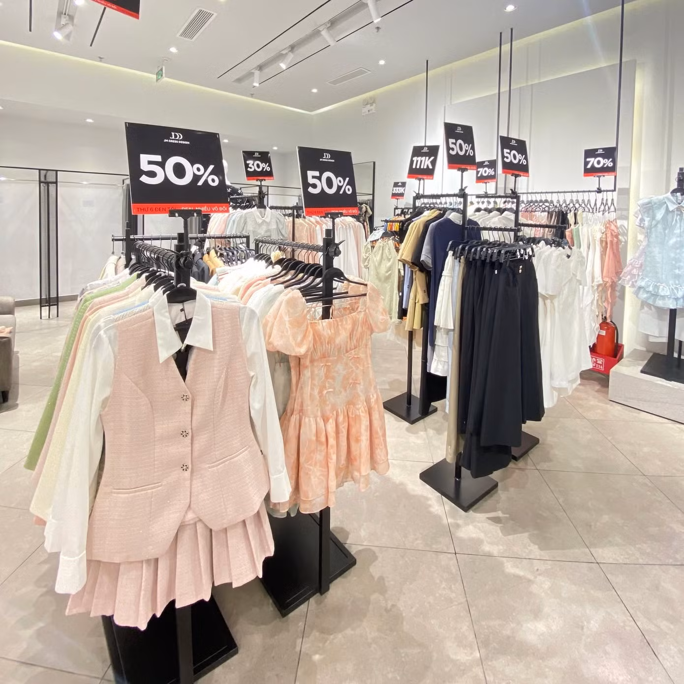 Nhiều mặt hàng giảm giá sâu lên tới tận 50%. (Ảnh: NVCC) Nhiều mặt hàng giảm giá sâu lên tới tận 50%. (Ảnh: NVCC)