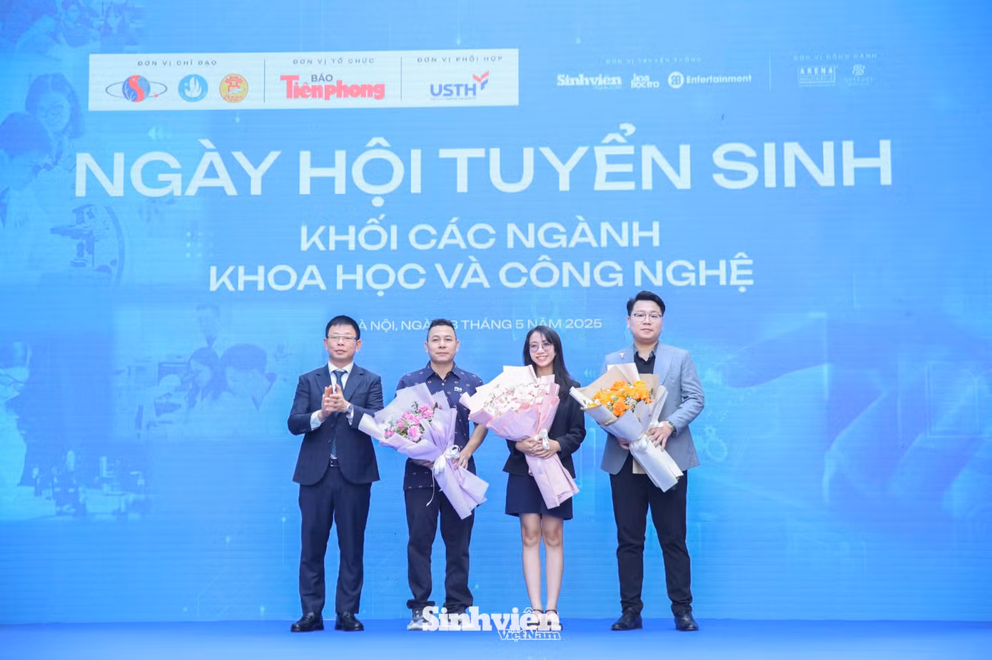 Đại diện Ban tổ chức tặng hoa cho các diễn giả, khách mời, các đơn vị tài trợ, đồng hành.