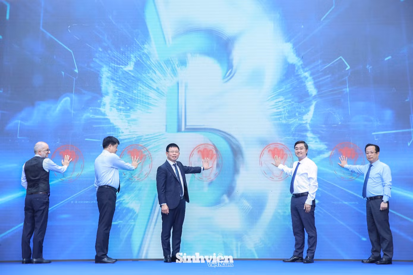 Nghi thức ấn nút đánh dấu chính thức khai mạc ngày hội.