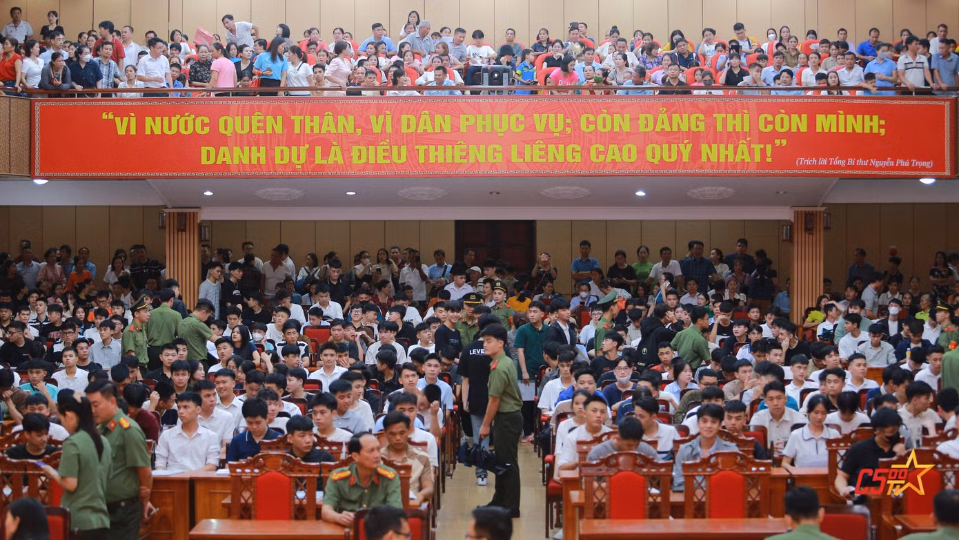 Khung cảnh tân sinh viên và gia đình tại hội trường lớn học viện.