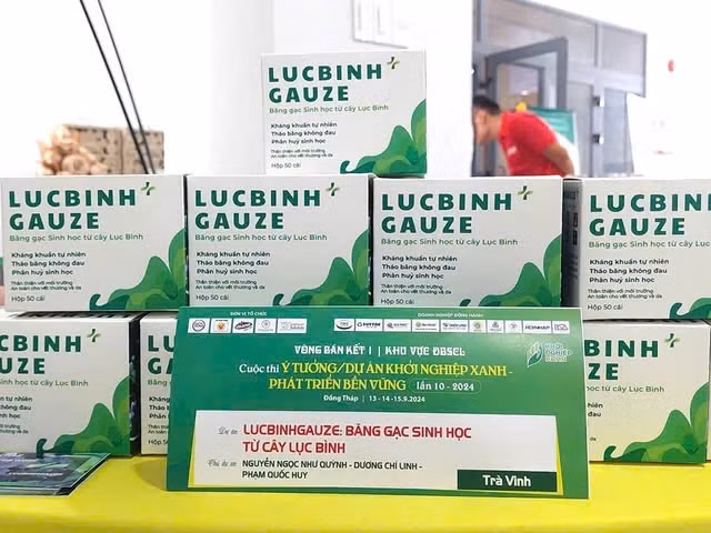 Băng gạc từ lục bình có công dụng hút dịch, tạo gel, độ ẩm, bảo vệ và làm lành vết thương. Băng gạc từ lục bình có công dụng hút dịch, tạo gel, độ ẩm, bảo vệ và làm lành vết thương.