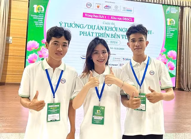Nhóm sinh viên sáng tạo làm băng gạc sinh học từ lục bình. Nhóm sinh viên sáng tạo làm băng gạc sinh học từ lục bình.