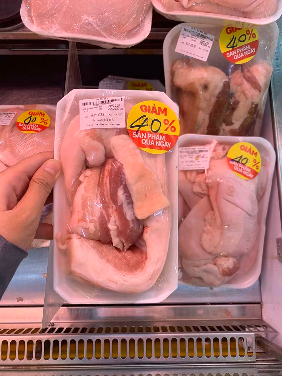 Thực phẩm tươi sống qua ngày được giảm tới 40%. (Ảnh: An Phú)
