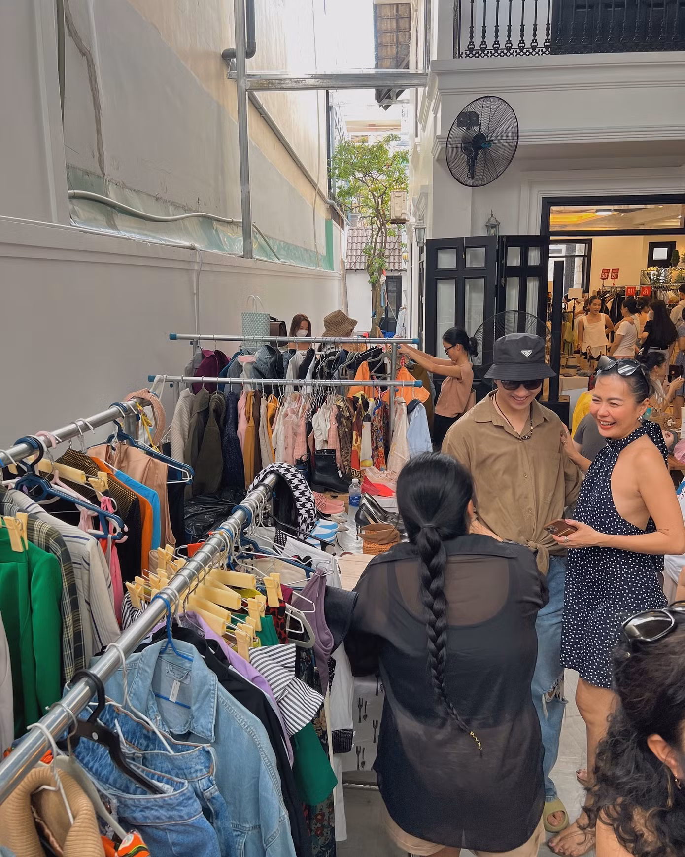 Sự đông đúc của một cửa hàng chuyên bán đồ secondhand trên địa bàn thành phố Hà Nội.