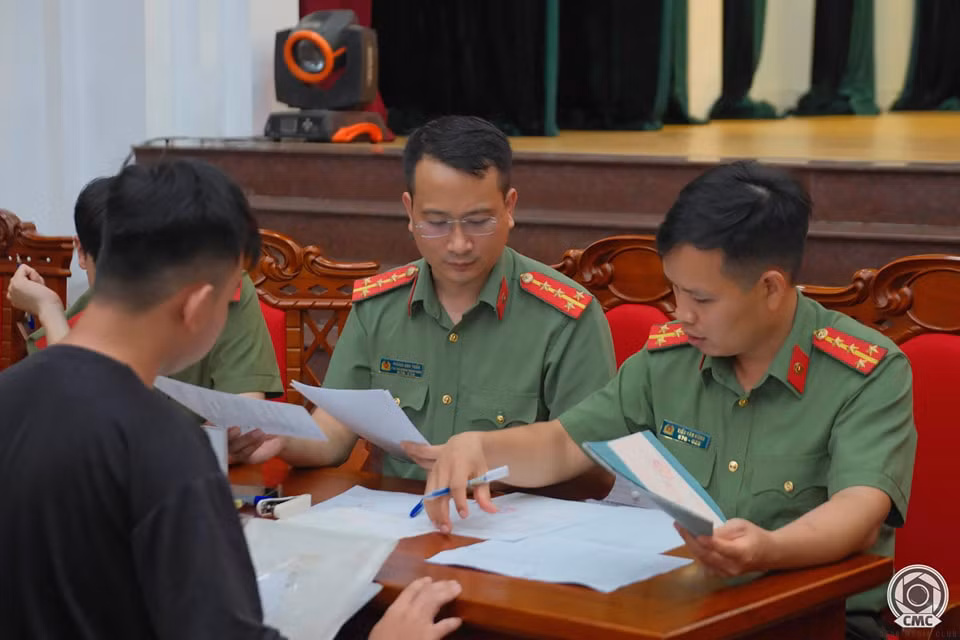 Cán bộ quản lí nhiệt tình hỗ trợ các thủ tục nhập học cho khoá D56.