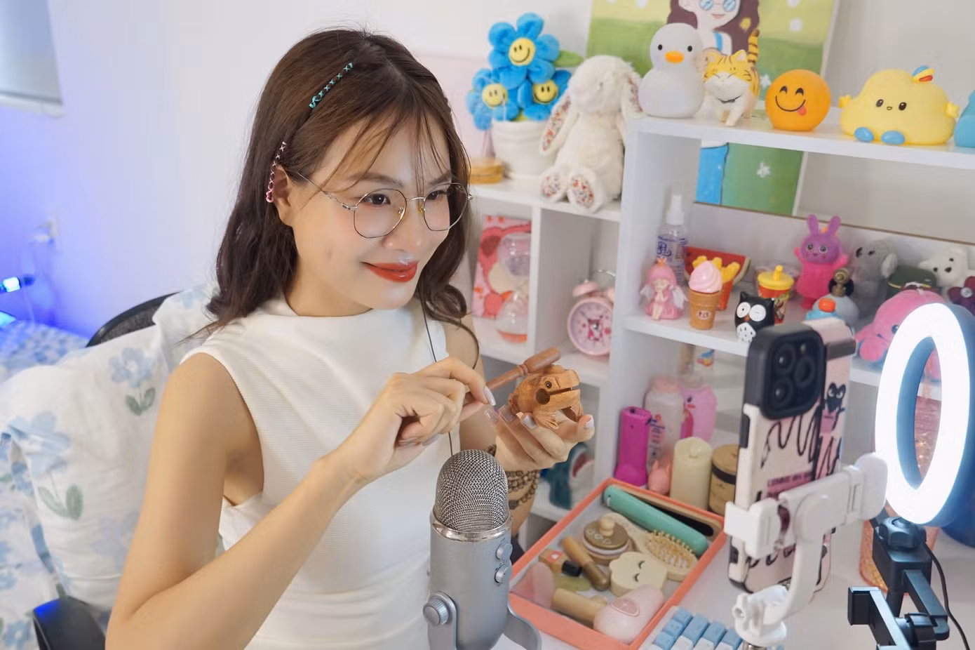 Ngọc Minh tạo âm thanh ASMR trên các phiên livestream để giúp người xem ngủ ngon. (Ảnh: NVCC)