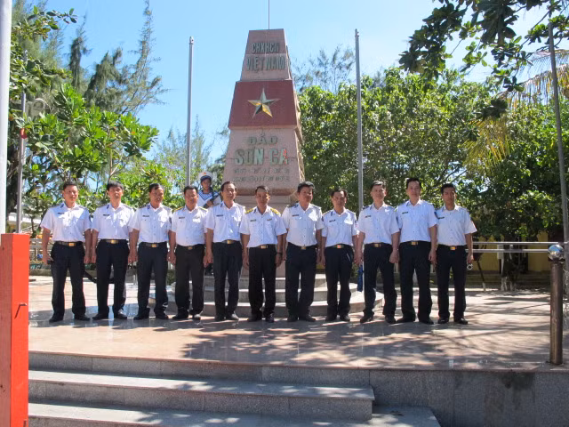Đại diện hai đoàn chụp ảnh kỉ niệm