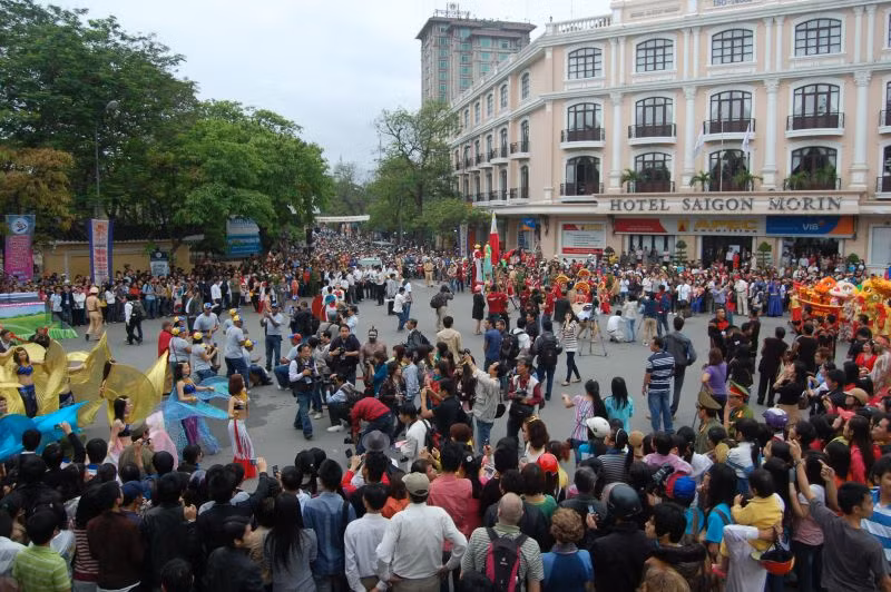 Hàng ngàn người hào hứng thạm gia lễ hội đường phố Festival Huế 2012